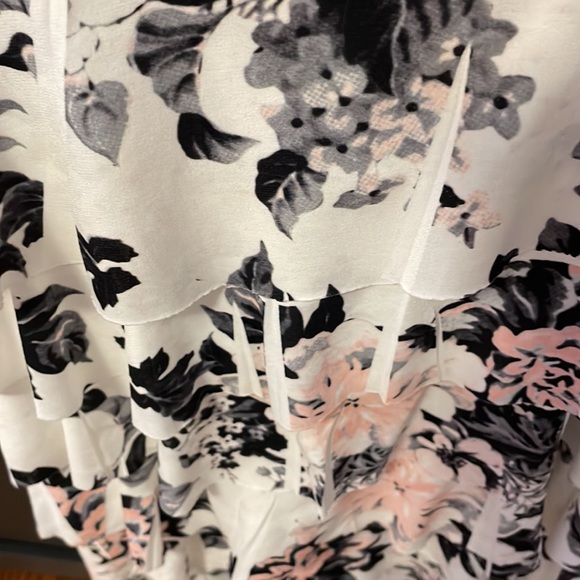 Forever 21 womens sleeveless top w/cascading ruffles.Size S. 95% poly 5% spandex - Picture 3 of 6